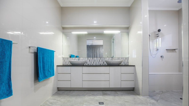 white-bathroom-interior-1-1-1-1-1-1-1-1.jpg